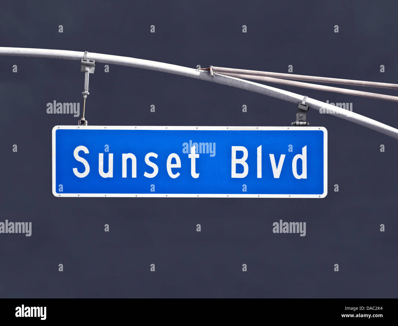 Sunset Blvd passage street sign avec dark storm ciel. Banque D'Images