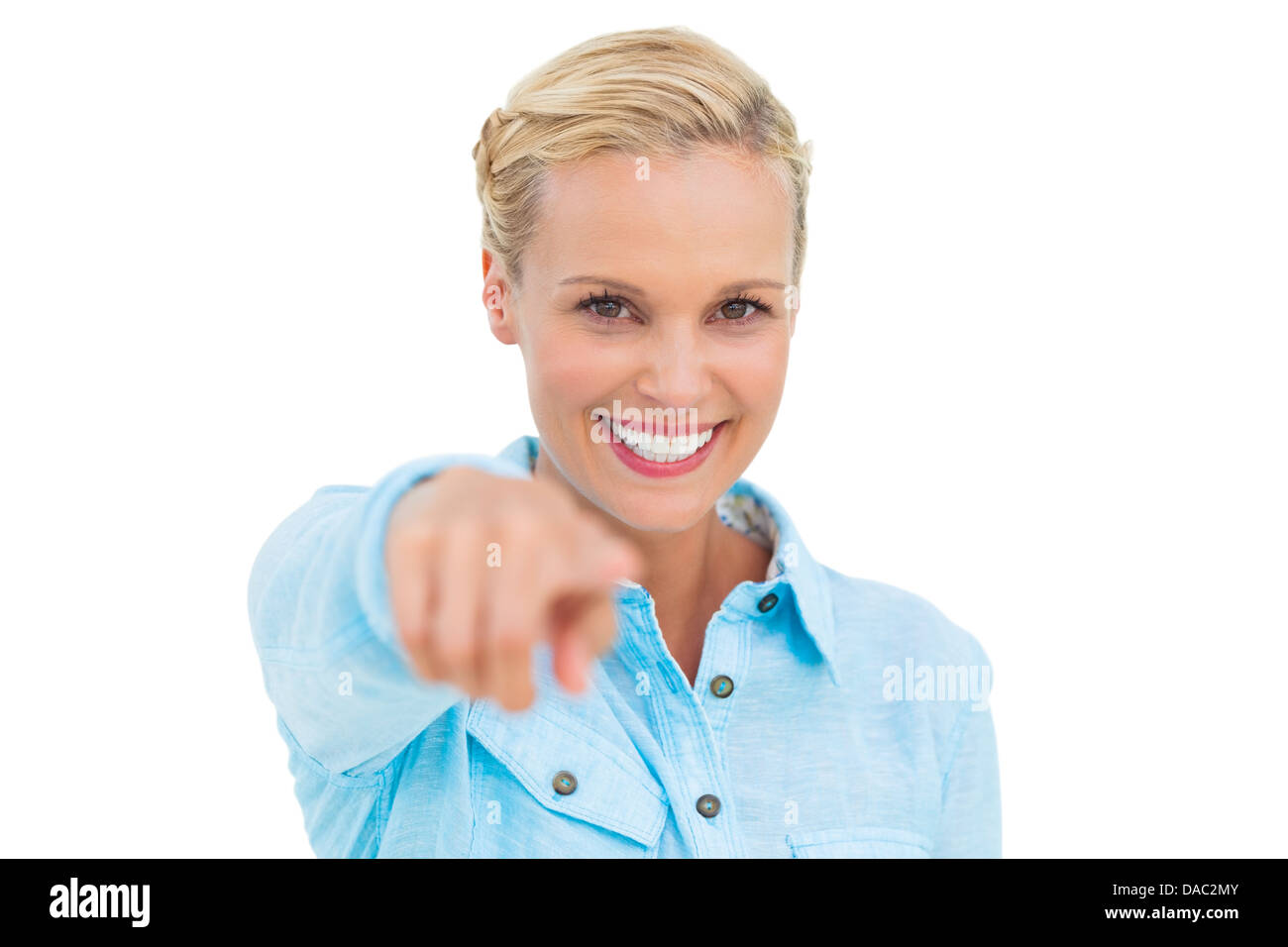 Pointage blonde and smiling at camera Banque D'Images