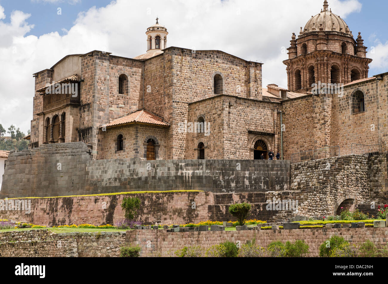 Vue latérale de la brique Iglesia de la Compania de Jesus Église de la Compagnie de Jésus, Cusco Cuzco, Pérou. Banque D'Images