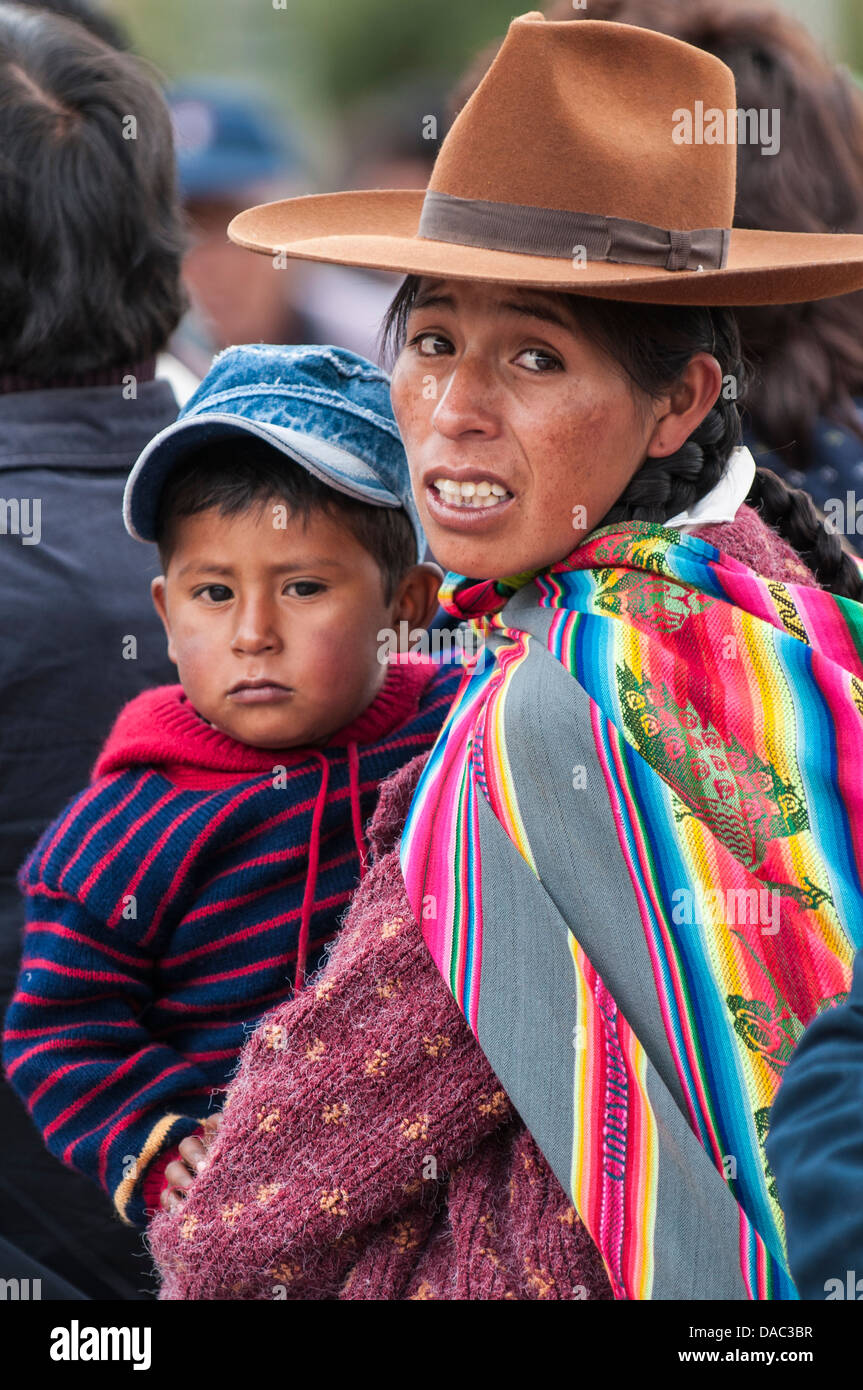 Inca Inca mère femme en couverture traditionnelle et transportant enfant  bébé garçon plaza de armas Cusco, Pérou Photo Stock - Alamy