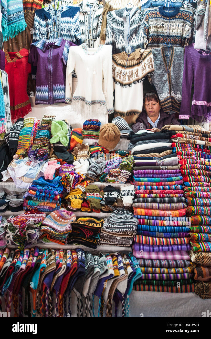 Vendeur textile femme Inca vend les produits de laine tricoté tend vêtements Vêtements boutique de décrochage au marché local au centre-ville de Cusco, Pérou. Banque D'Images