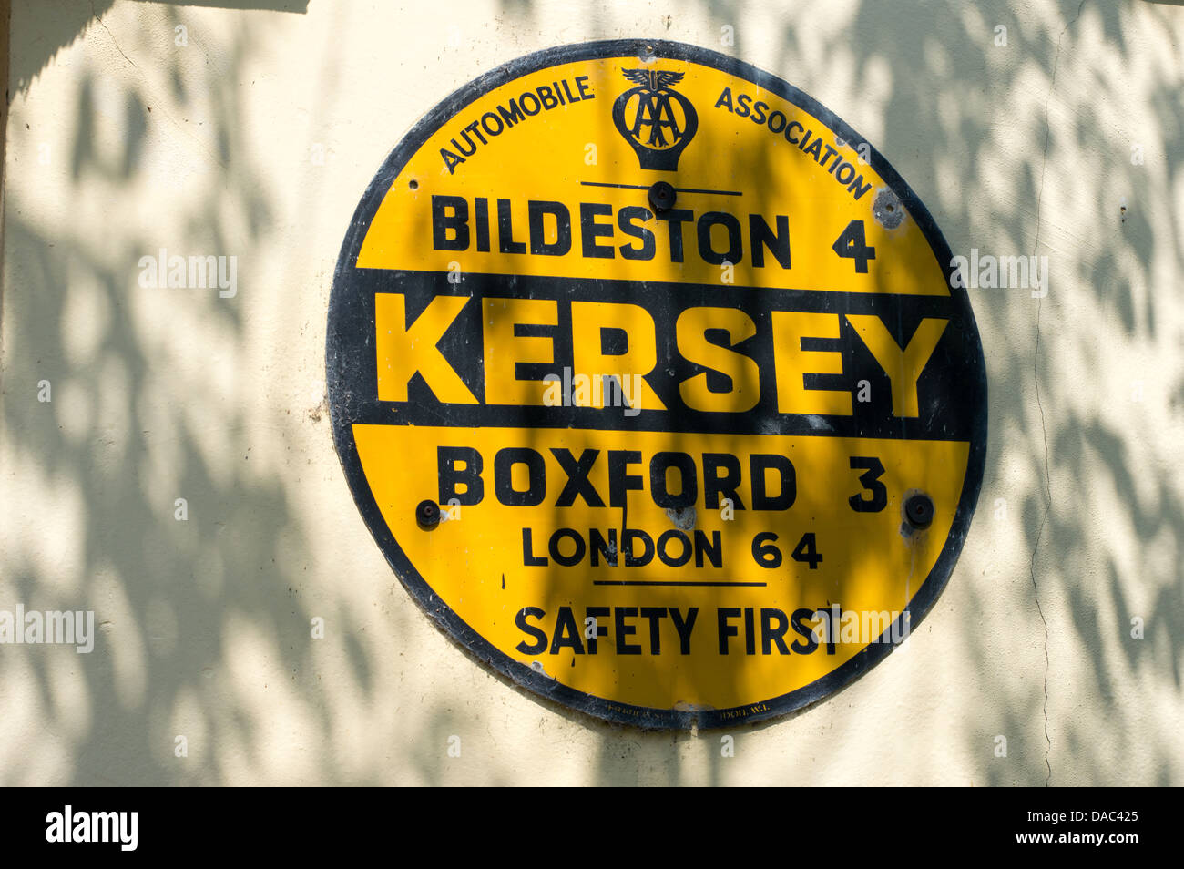 Une vieille série AA (Automobile Association) signe pour Kersey dans le Suffolk, en Angleterre, en montrant la distance aux autres villages et Londres Banque D'Images