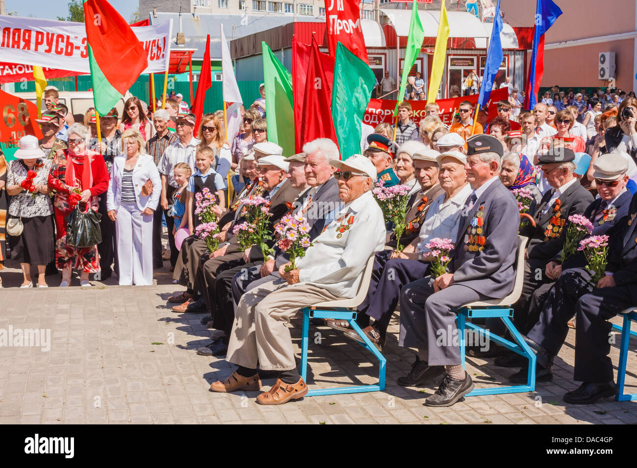 Gomel, Bélarus - 9 mai : anciens combattants non identifiés au cours de la célébration du Jour de la victoire le 9 mai 2013 à Gomel, au Bélarus. Banque D'Images