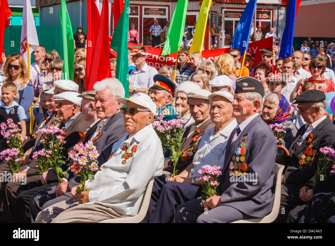 Gomel, Bélarus - 9 mai : anciens combattants non identifiés au cours de la célébration du Jour de la victoire le 9 mai 2013 à Gomel, au Bélarus. Banque D'Images