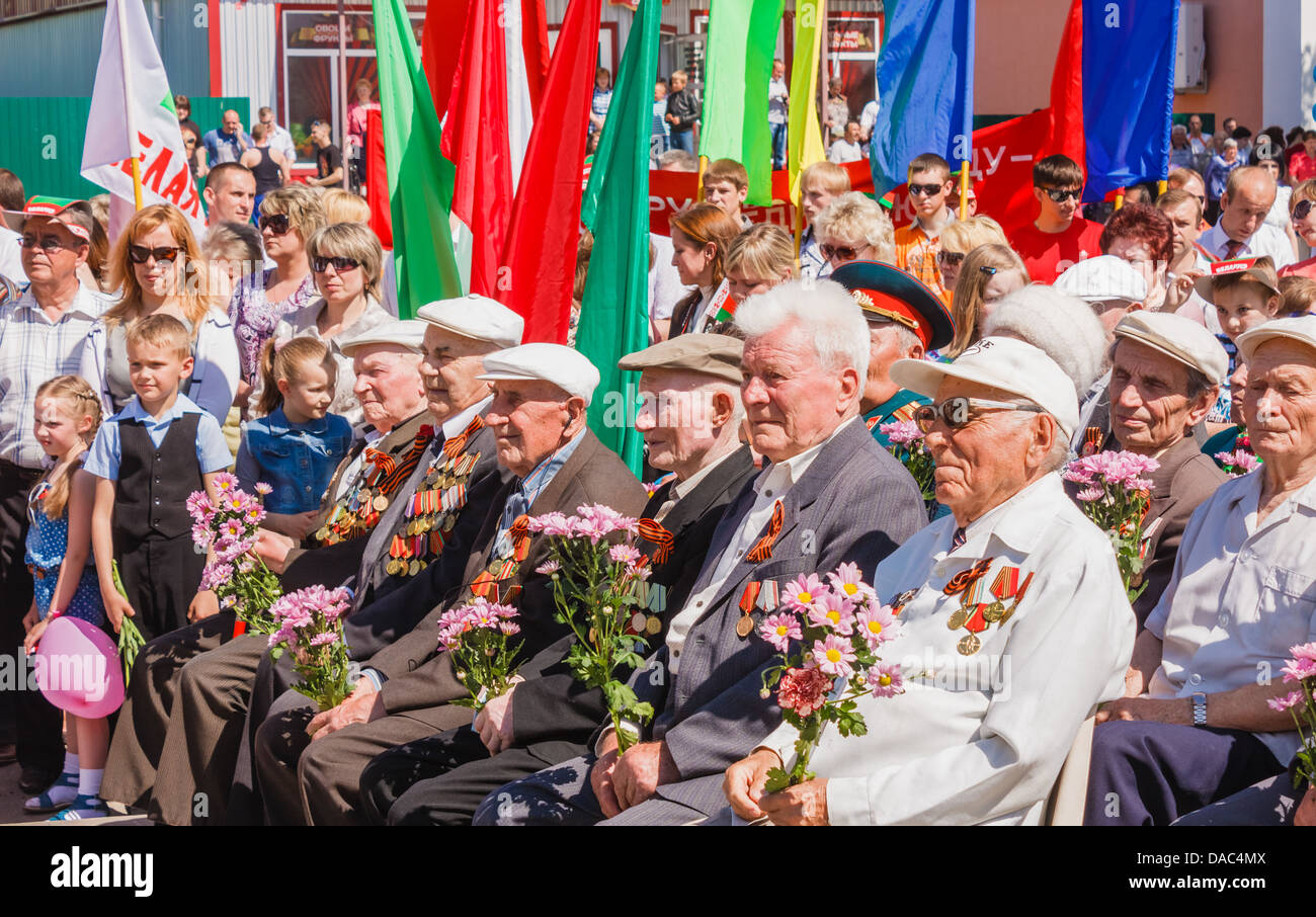 Gomel, Bélarus - 9 mai : anciens combattants non identifiés au cours de la célébration du Jour de la victoire le 9 mai 2013 à Gomel, au Bélarus. Banque D'Images