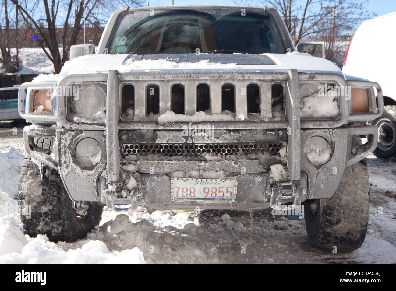 Incrustée, neige, suv, véhicule quatre roues motrices, l'utilitaire sport Banque D'Images