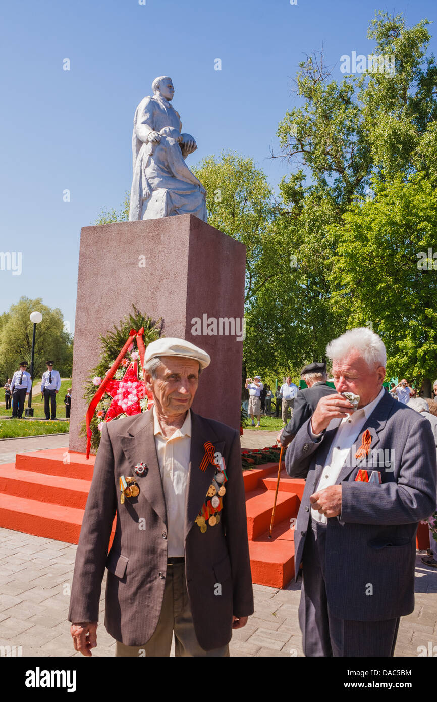 Gomel, Bélarus - 9 mai : anciens combattants non identifiés au cours de la célébration du Jour de la victoire le 9 mai 2013 à Gomel, au Bélarus. Banque D'Images