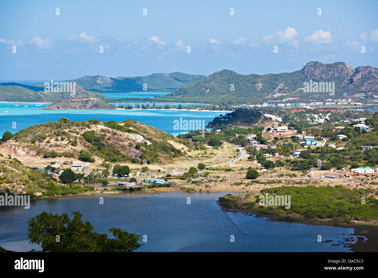 Paysage des Caraïbes en vue d'une colline avec Jolly Beach en arrière-plan. Banque D'Images