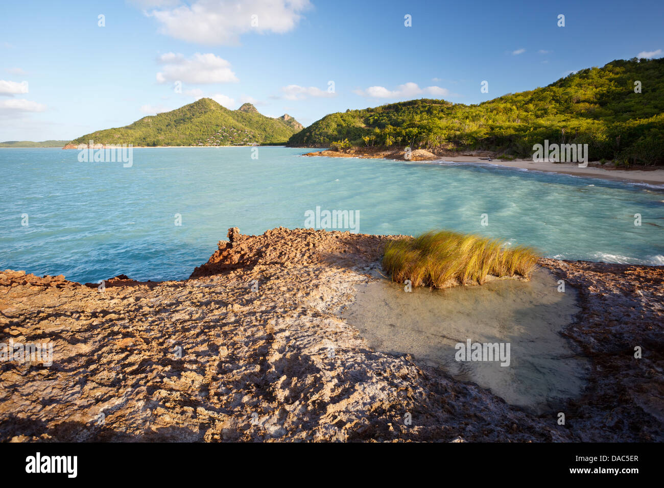 Caraïbes secrètes Beach avec un petit étang au premier plan et la mer turquoise, Antigua. Banque D'Images