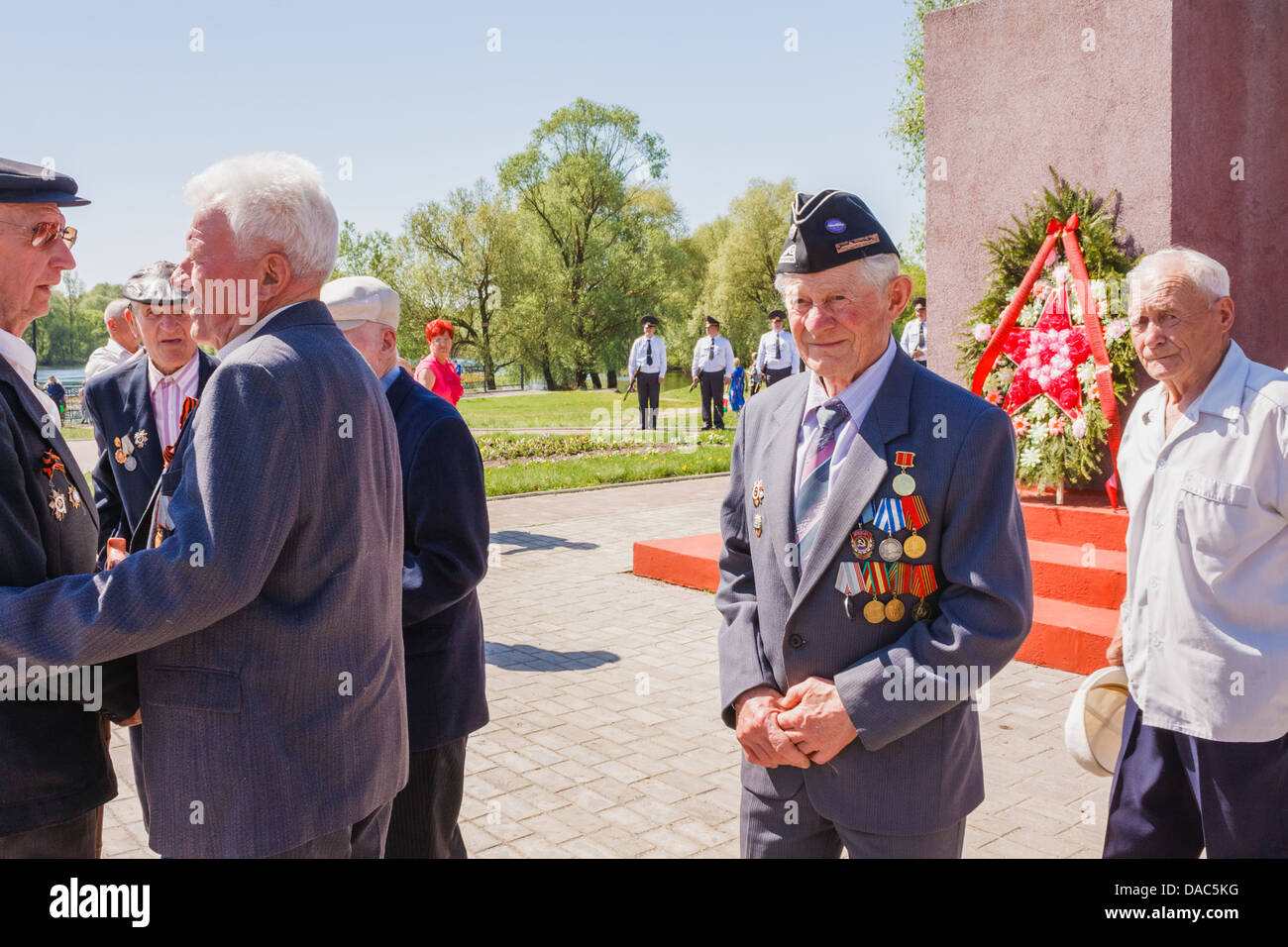 Gomel, Bélarus - 9 mai : anciens combattants non identifiés au cours de la célébration du Jour de la victoire le 9 mai 2013 à Gomel, au Bélarus. Banque D'Images