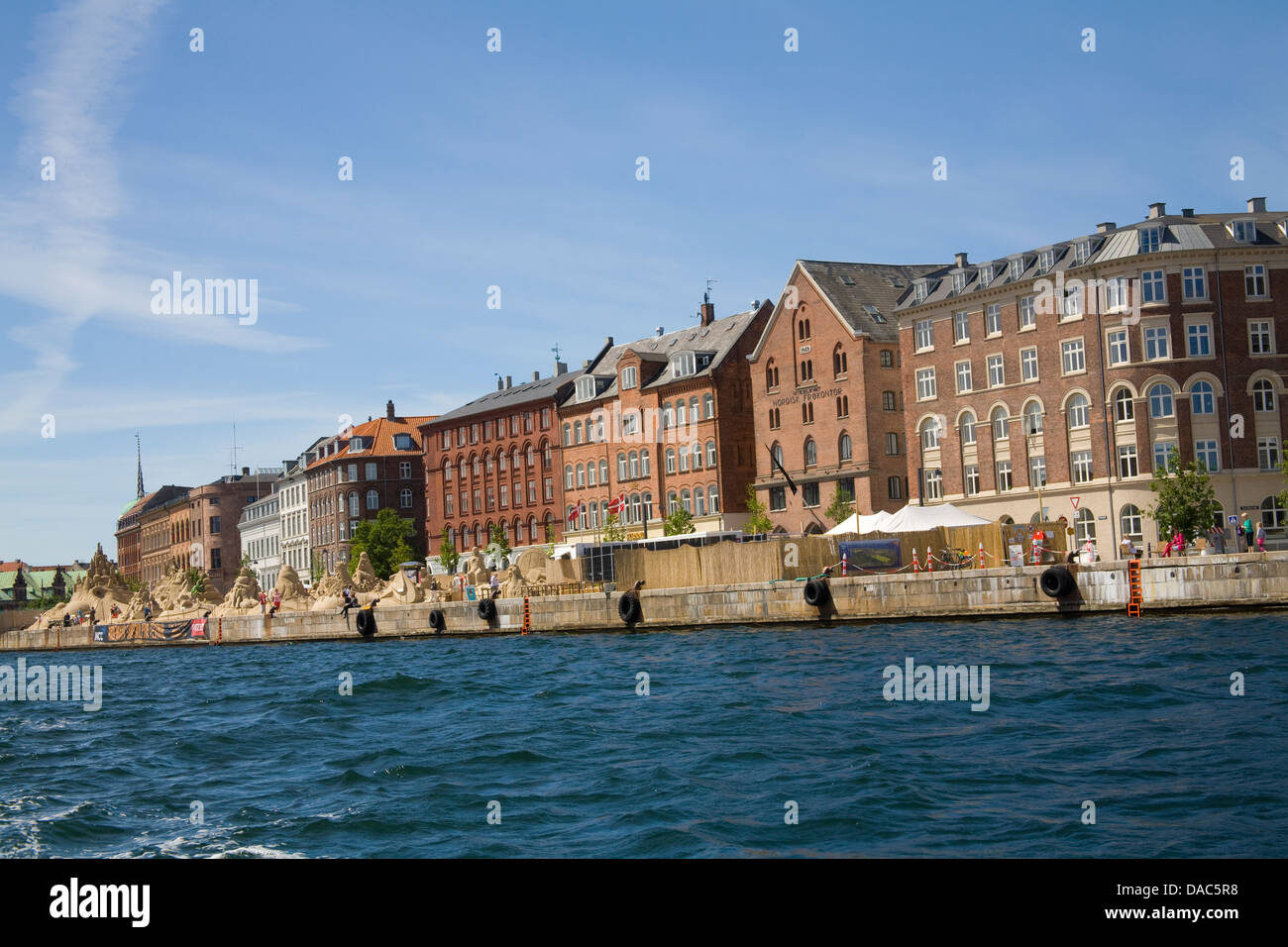 Copenhague Danemark eu vue le long des bâtiments historiques de Havnegade avec sculptures de sable du Festival International Banque D'Images