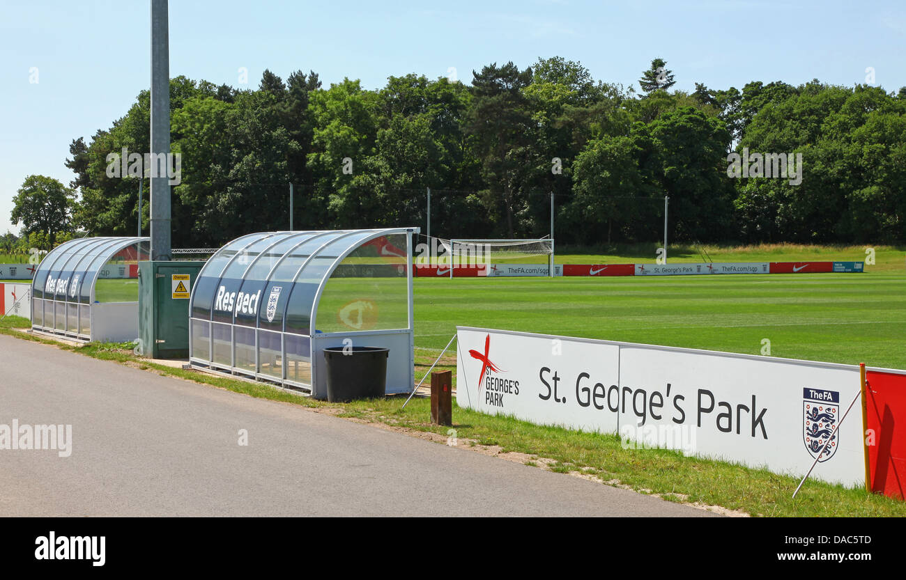 Les étangs sur un emplacement au St George's Park, le football anglais FA national Centre de football à Burton upon Trent Staffordshire Banque D'Images