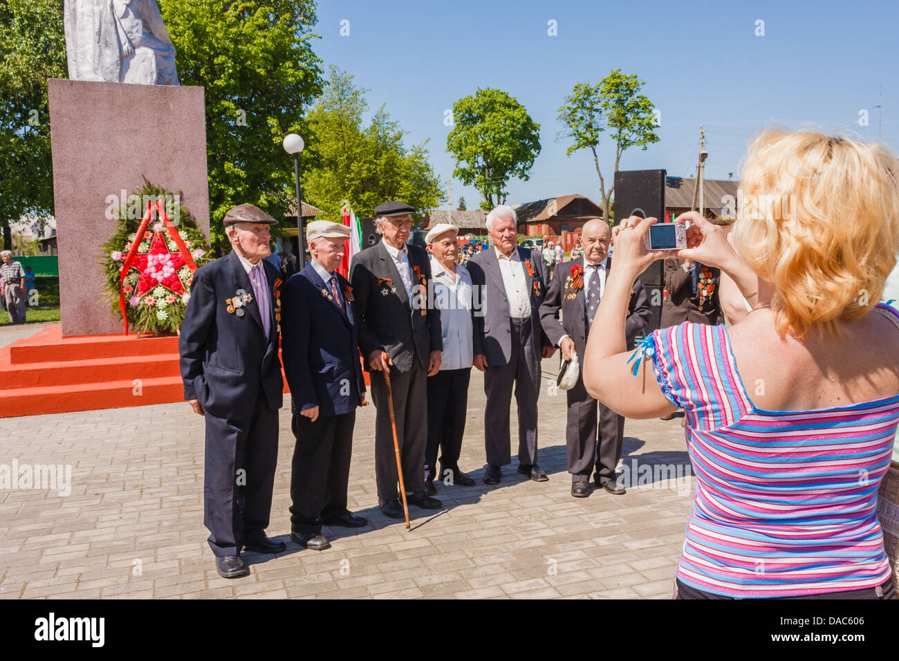 Anciens combattants non identifiés qui pose à l'appareil photo pendant la célébration du Jour de la victoire. GOMEL, BÉLARUS - 9 mai 2013 Banque D'Images