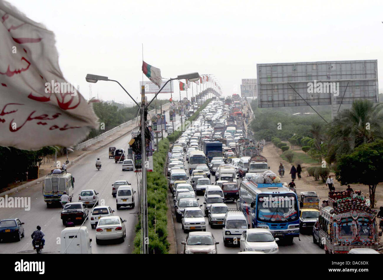 Un grand nombre de véhicules vu coincé dans l'embouteillage sur la route plus fréquentée de Karachi, l'Shahrah-e-Faisal le mercredi, 10 juillet 2013. Banque D'Images