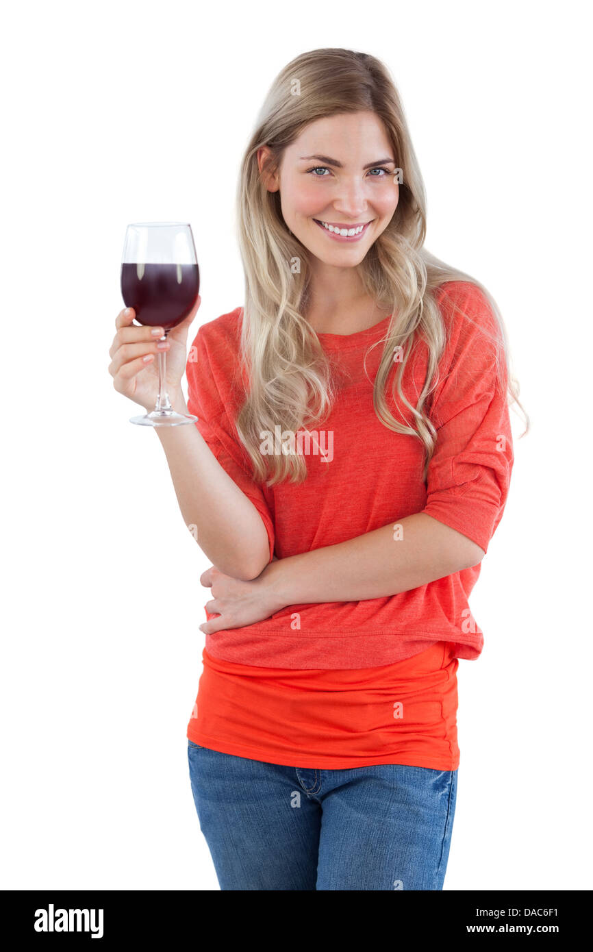 Femme regardant la caméra avec un verre de vin rouge Banque D'Images