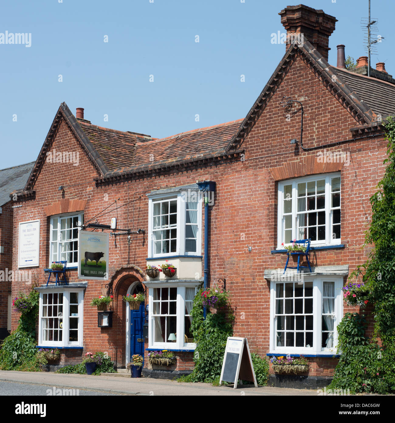 L'extérieur de the Bull Inn, un Adnams pub dans le village de Cavendish dans le Suffolk, Angleterre. Banque D'Images