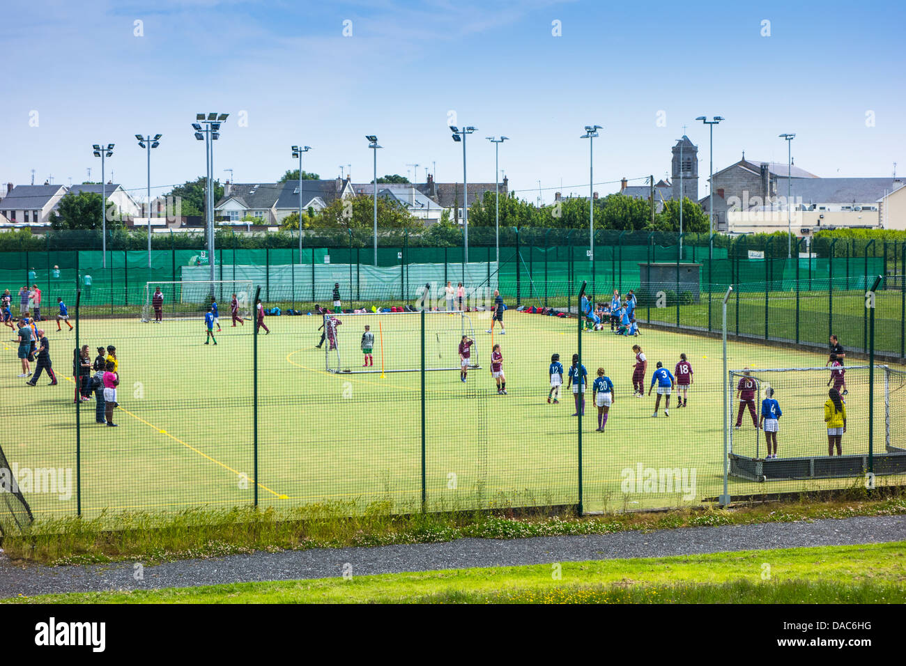Les écoliers jouent au football sur un terrain par tous les temps - Dublin, Irlande Banque D'Images