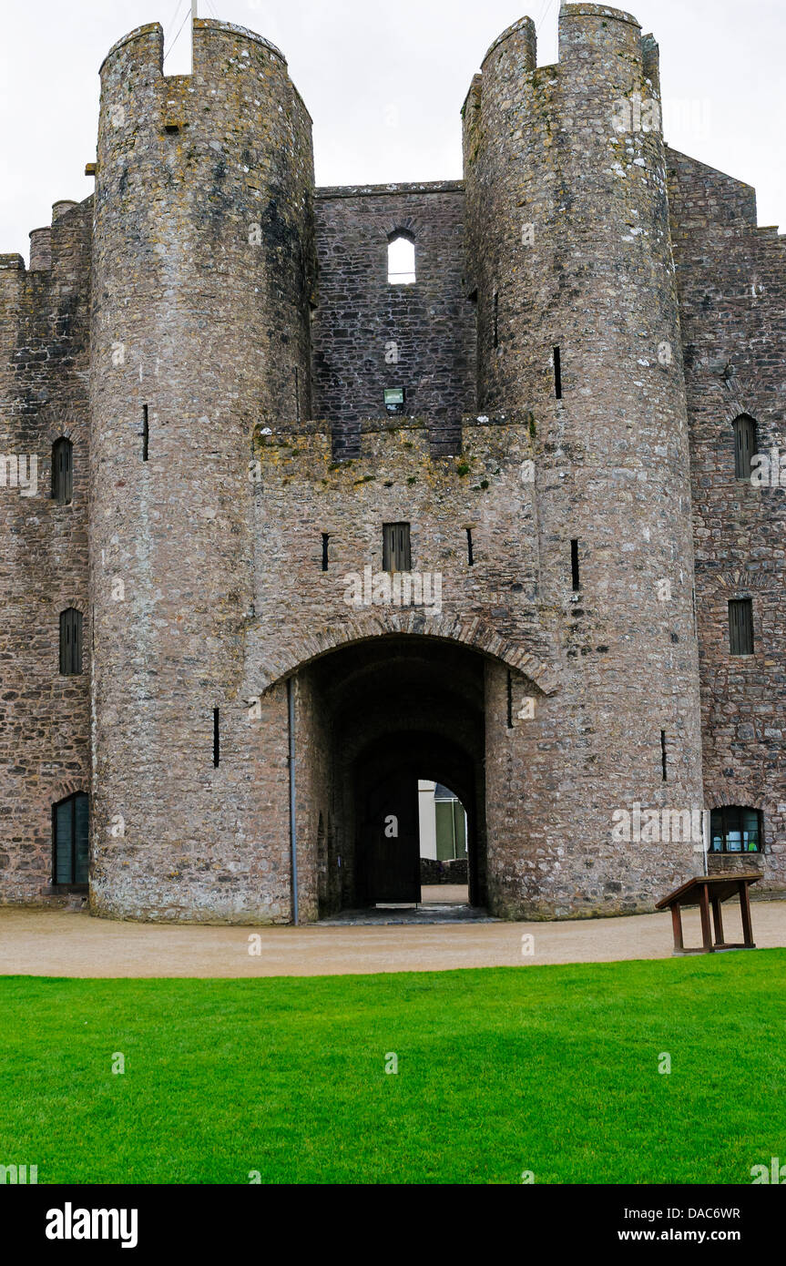 L'entrée principale bien fortifié et de barbican tower, vu de l'espace extra-ward, Château de Pembroke Banque D'Images