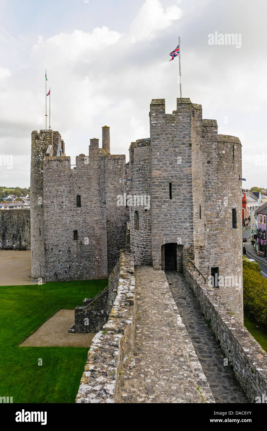 Le mur à pied entre West Gate (non illustré) et Henry VII Tower avec les tours fortifiées fortement de la grande porte derrière Banque D'Images