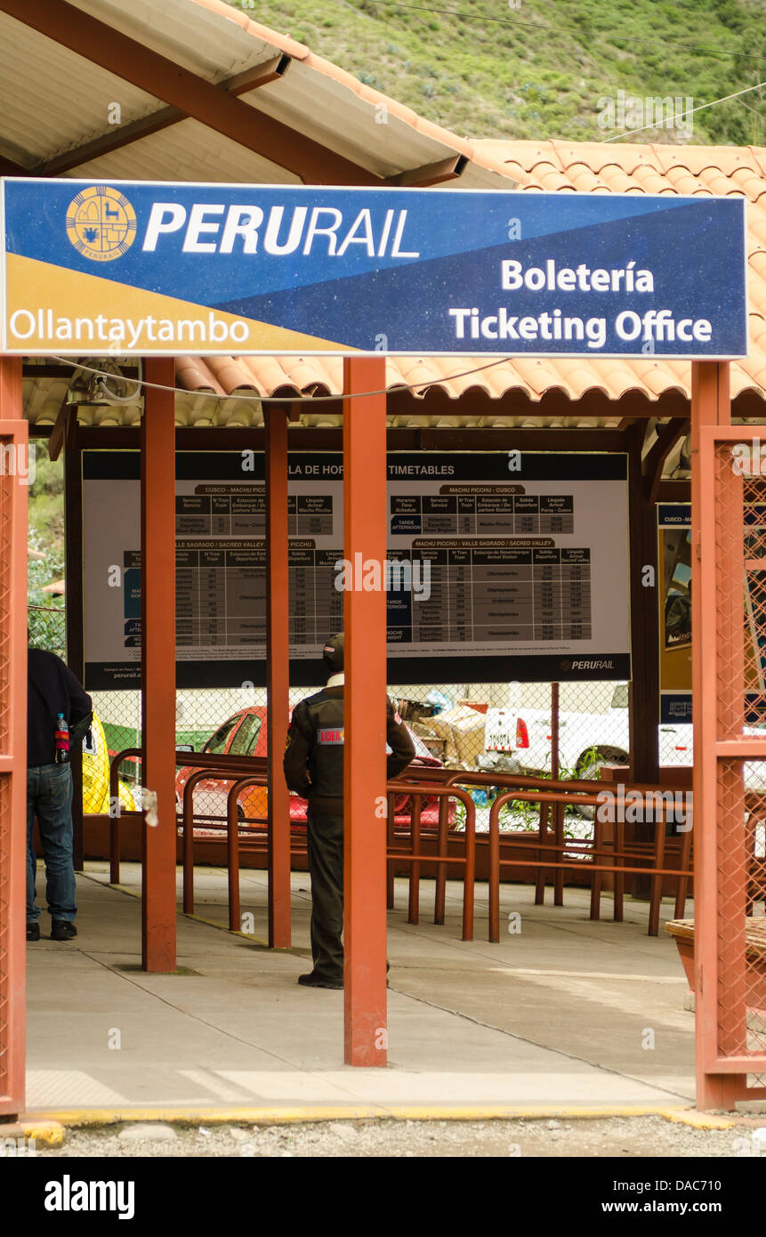 Perurail comptoir d'inscription à l'office de kiosque d'information Ollanta station de train à Ollantaytambo, Vallée Sacrée, le Pérou. Banque D'Images