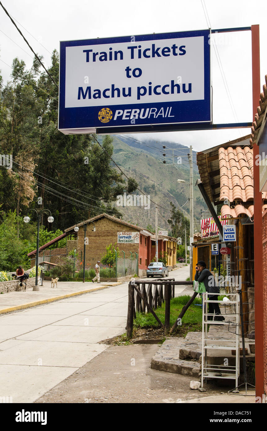 Perurail comptoir d'inscription de l'information à la gare de Ollanta à Ollantaytambo, la Vallée Sacrée, au Pérou. Banque D'Images