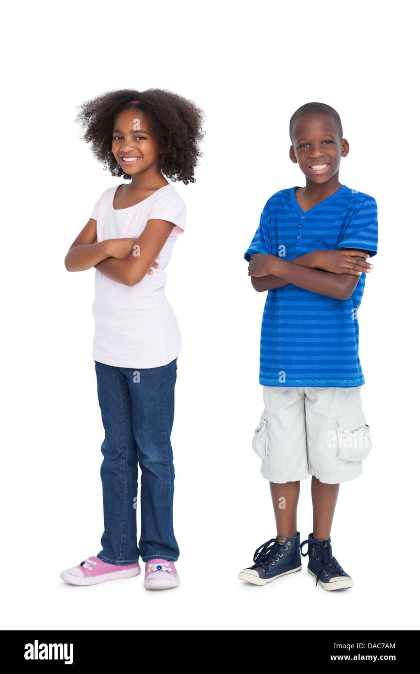 Frère et sœur avec les bras croisés Banque D'Images
