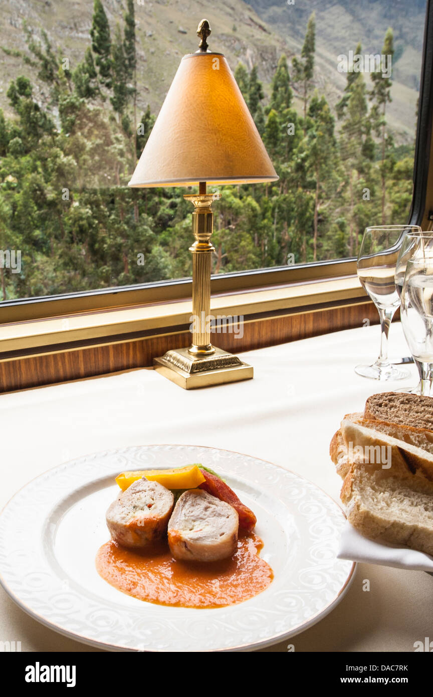 Ballotin de poulet au fromage de chèvre, piment, purée de fèves parfumé avec citron sur Hiram Bingham train pour Machu Picchu au Pérou. Banque D'Images