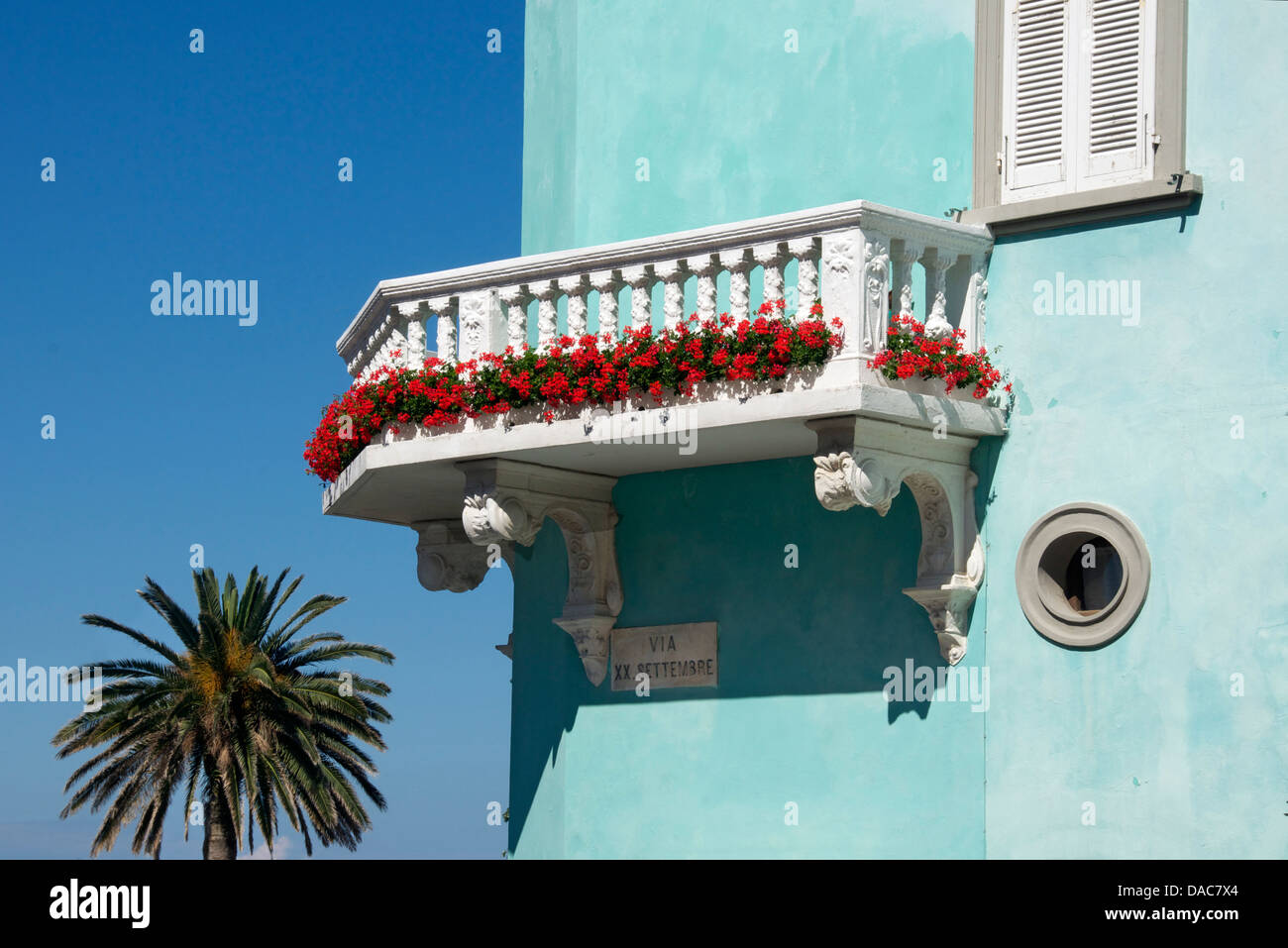 Géraniums sur chambre balcon Marciana Marina Elba Toscane Italie Banque D'Images