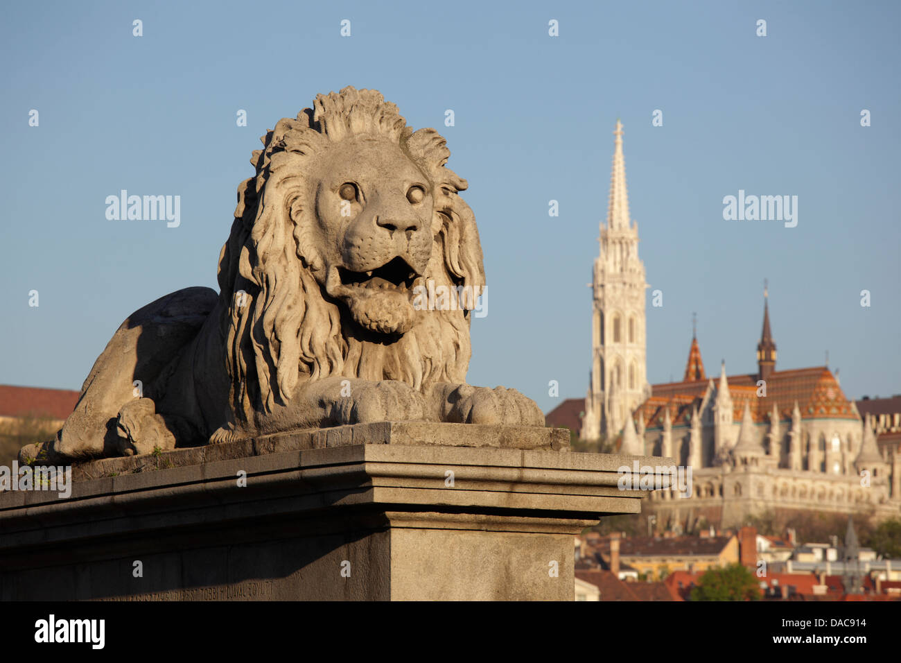 Statue à Pont des chaînes avec l'église Matthias, Budapest, Hongrie Banque D'Images