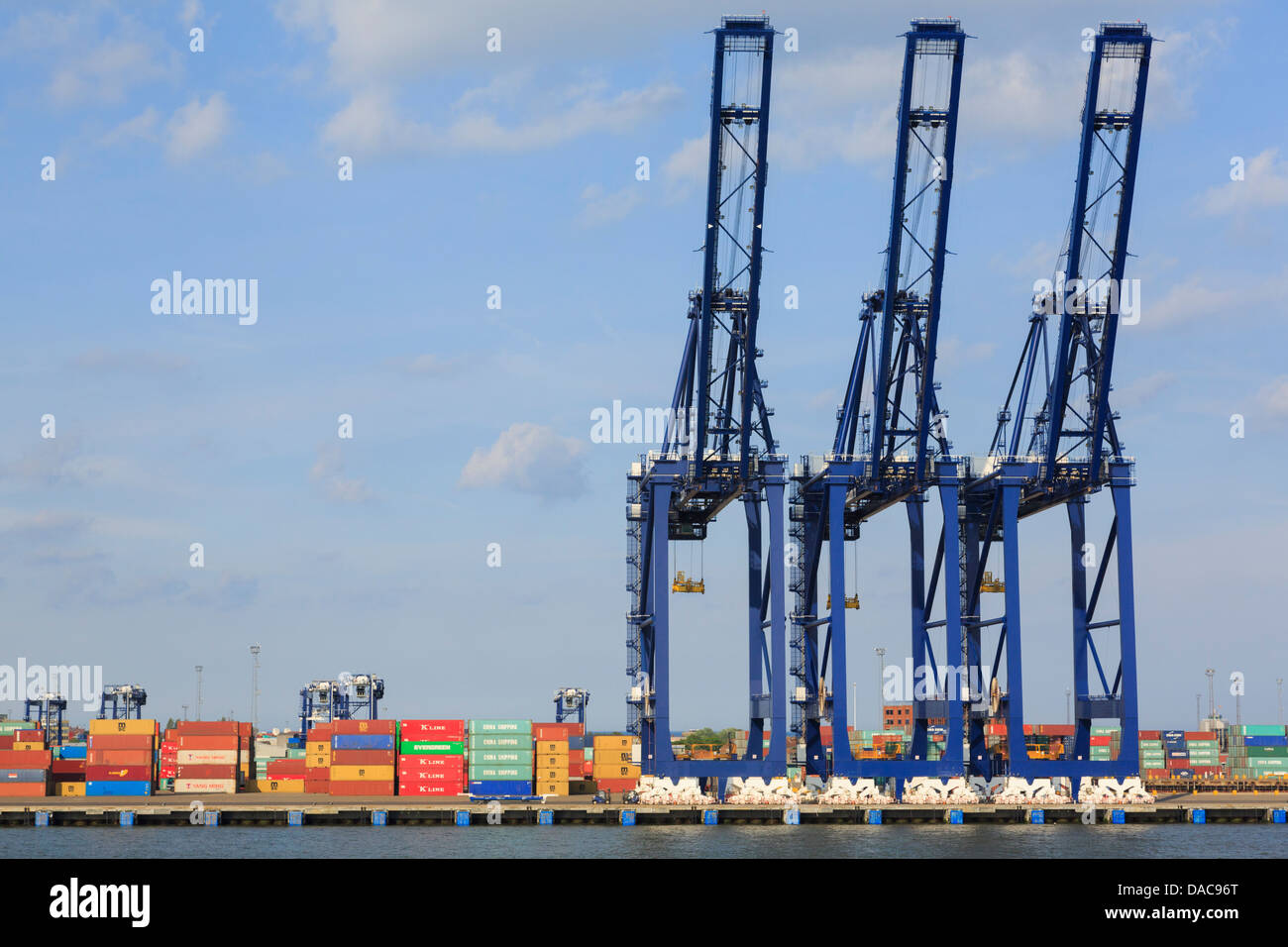 Portiques de levage des conteneurs sur un terminal portuaire quai de port à conteneurs en importance au Royaume-Uni. England UK Suffolk Felixstowe Banque D'Images