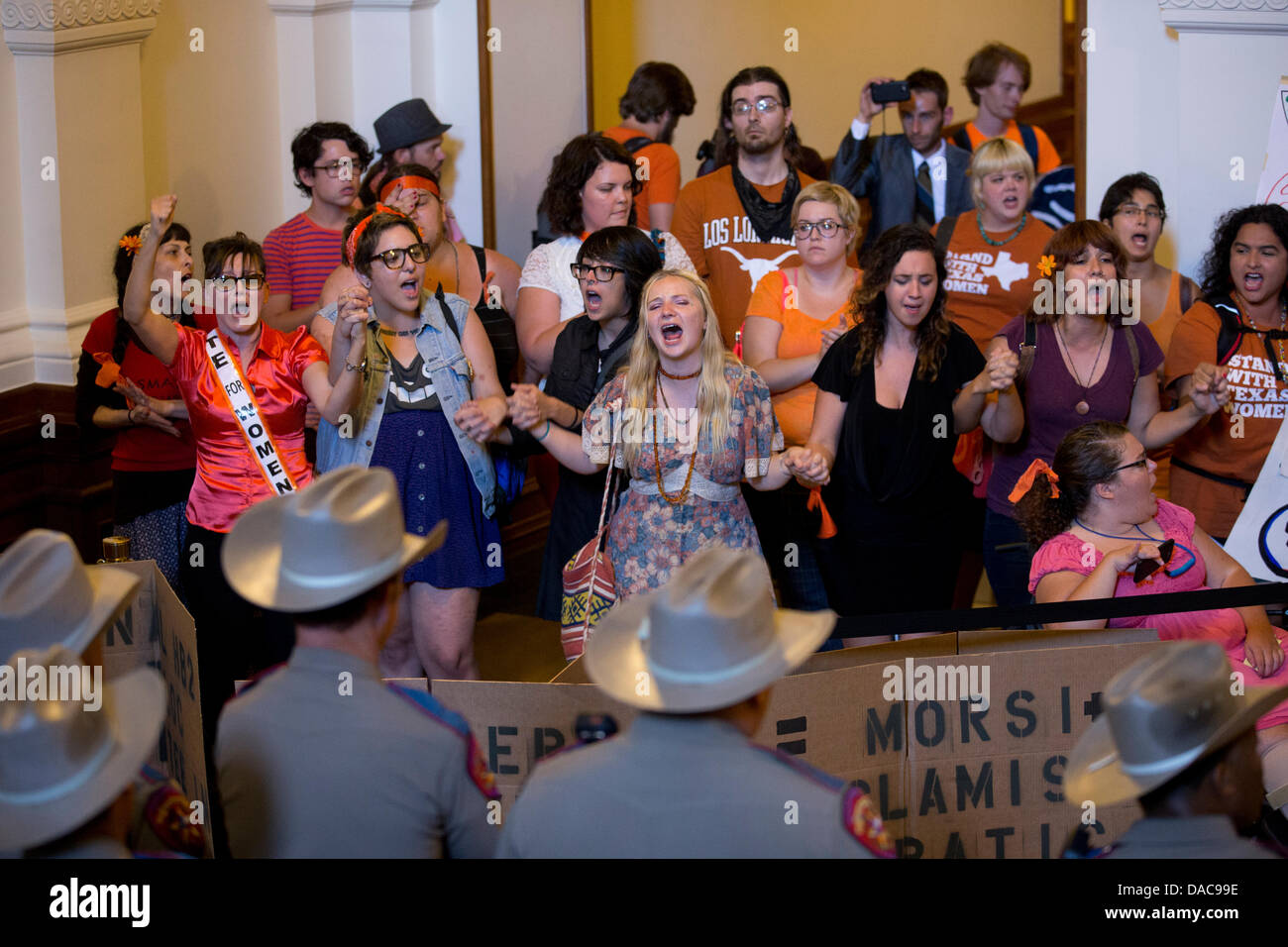 Les droits des femmes et pro-choix hurler en signe de protestation à l'extérieur de la maison au Texas chambre comme Ministère de la Sécurité publique troopers guard les portes après un dernier vote à la Chambre qui restreint l'avortement au Texas. Banque D'Images