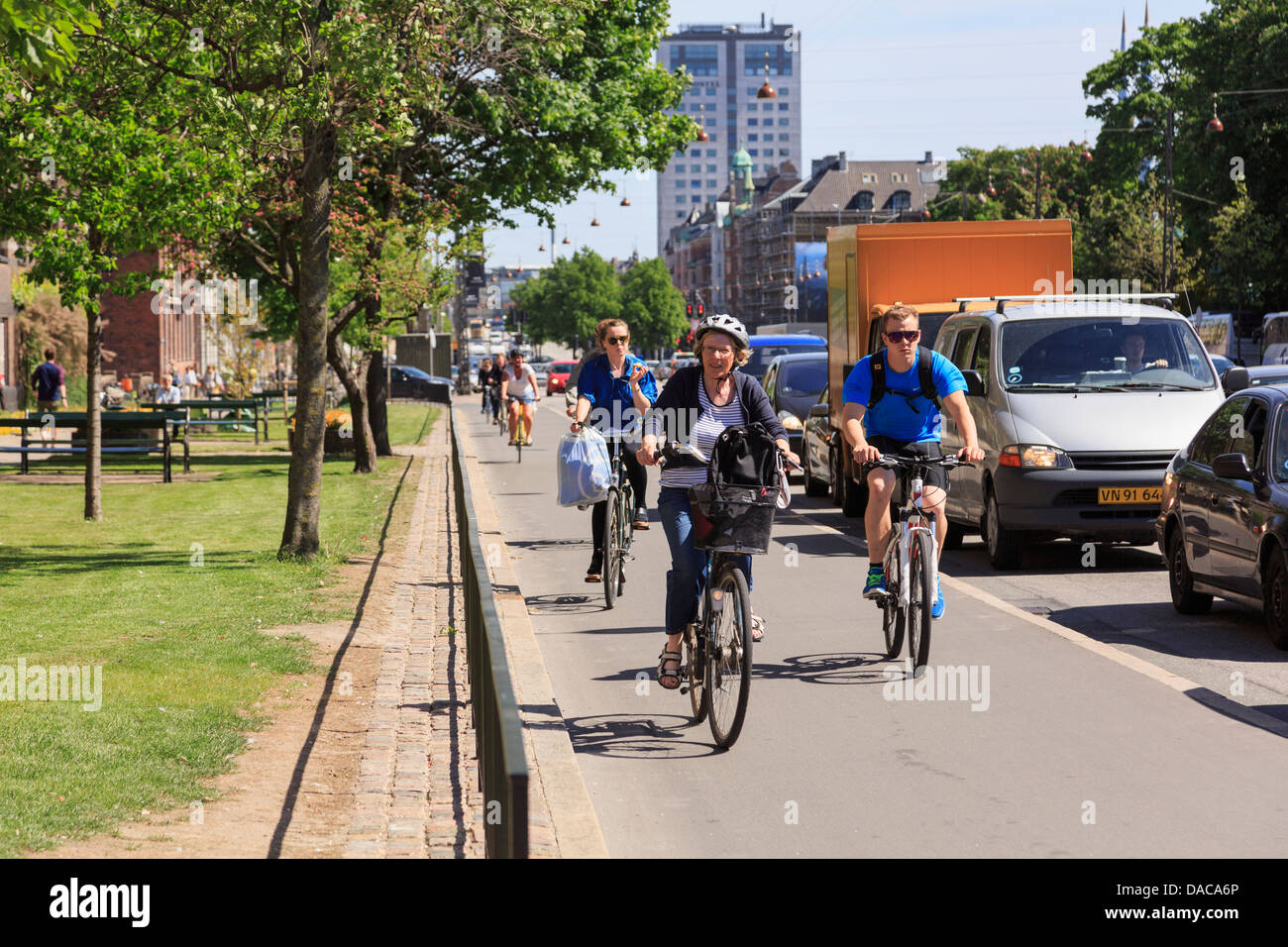 Cyclistes de Copenhague sur voie cyclable le long de la route principale très fréquentée dans le centre-ville sur Hans Christian Andersens Boulevard, Copenhague, Danemark Banque D'Images