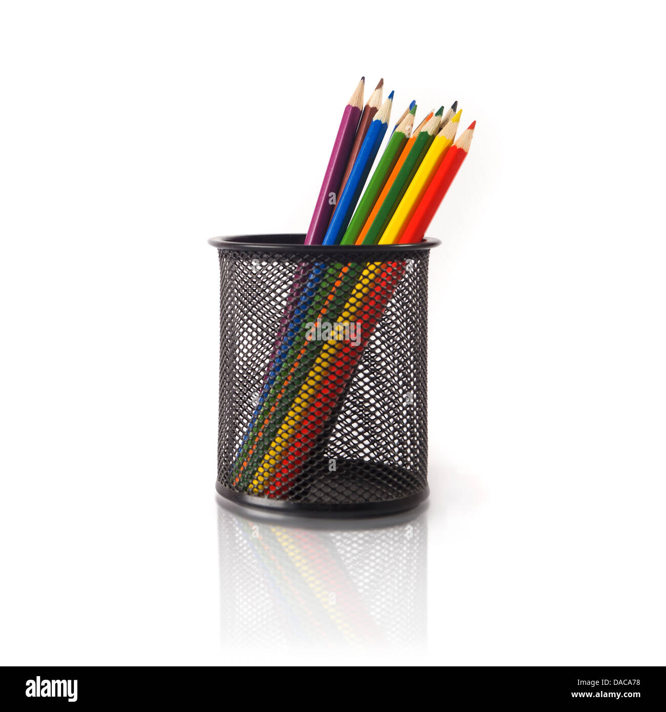 Porte-crayon Noir Plein De Crayons De Couleurs Isolées Sur Fond Blanc  Banque D'Images et Photos Libres De Droits. Image 23792275