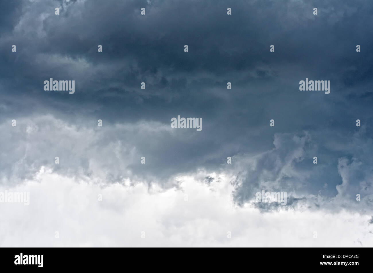 Des nuages de tempête de pluie froide d'hiver portant le Banque D'Images