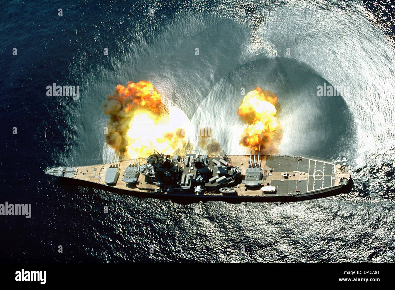 USS Iowa (BB-61) déclenche un broadside complet de ses neuf 16'/50'/5 et six canons de 38 Banque D'Images