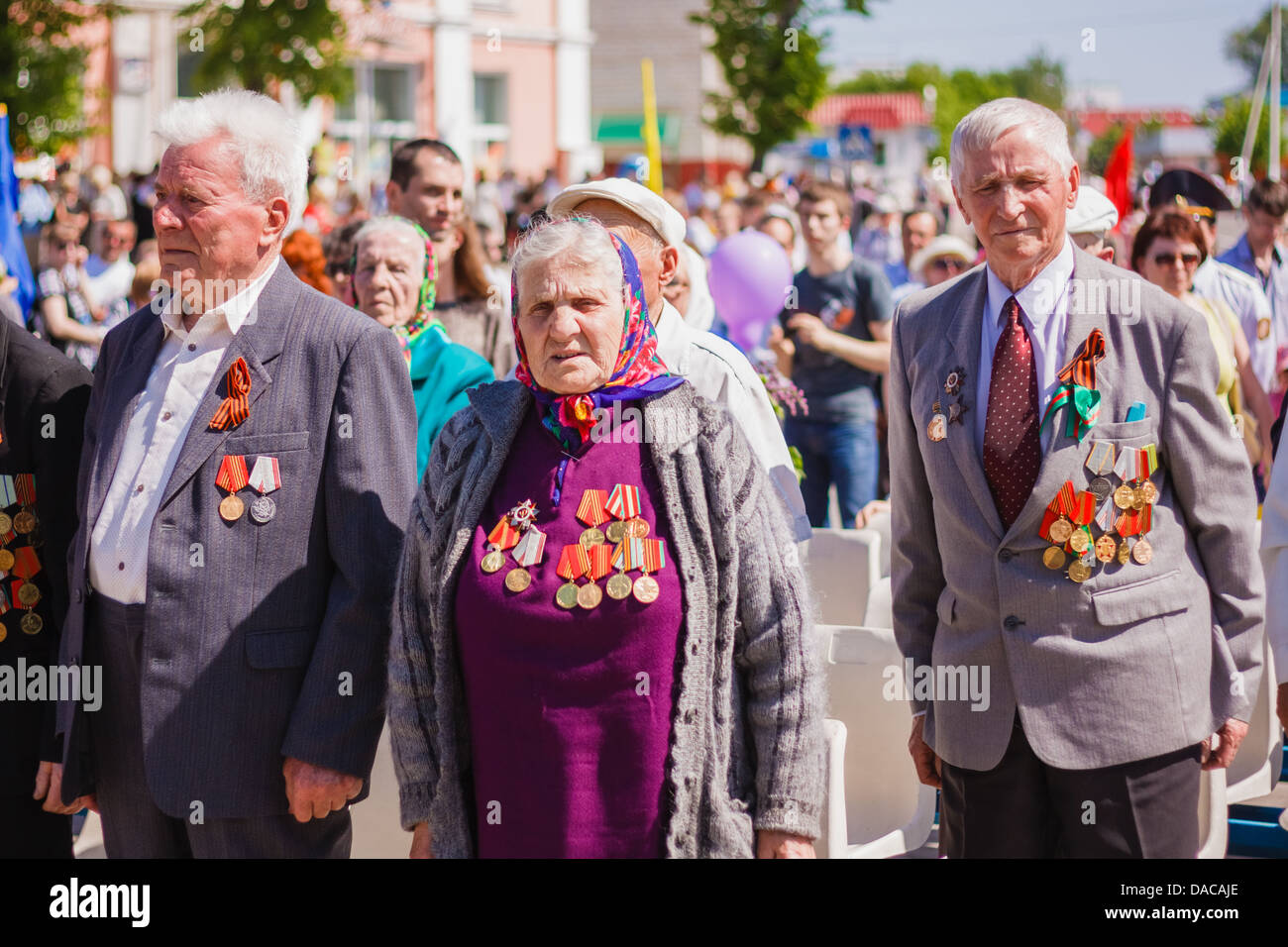 Comité permanent des anciens combattants non identifiés d'écouter l'hymne de la Biélorussie au cours de la célébration du Jour de la victoire le 9 mai 2013 à Gomel Banque D'Images