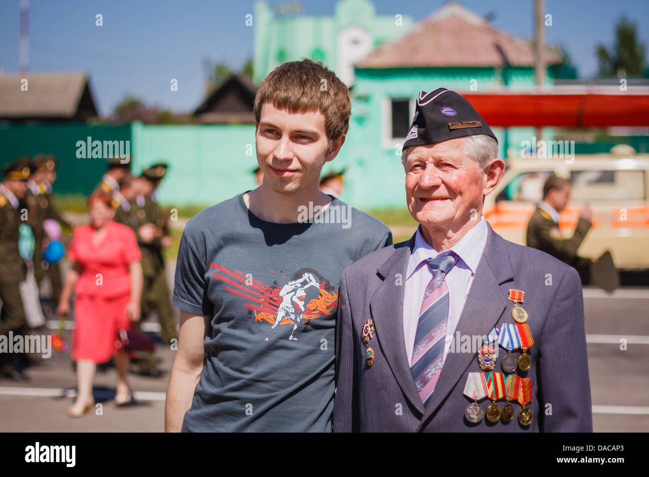 Gomel, Bélarus - 9 mai 2013 : anciens combattants non identifiés avec le petit-fils pose sur un appareil photo lors de la célébration du Jour de la Victoire Banque D'Images