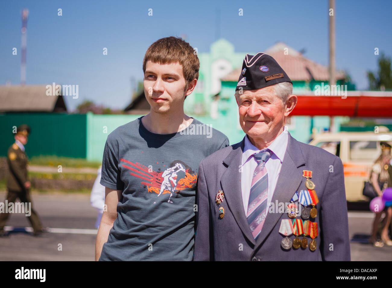Gomel, Bélarus - 9 mai 2013 : anciens combattants non identifiés avec le petit-fils pose sur un appareil photo lors de la célébration du Jour de la Victoire Banque D'Images