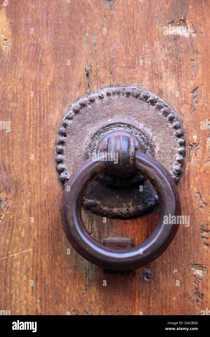 Old heurtoirs de porte sur une vieille porte à San Gimignano en Toscane Banque D'Images