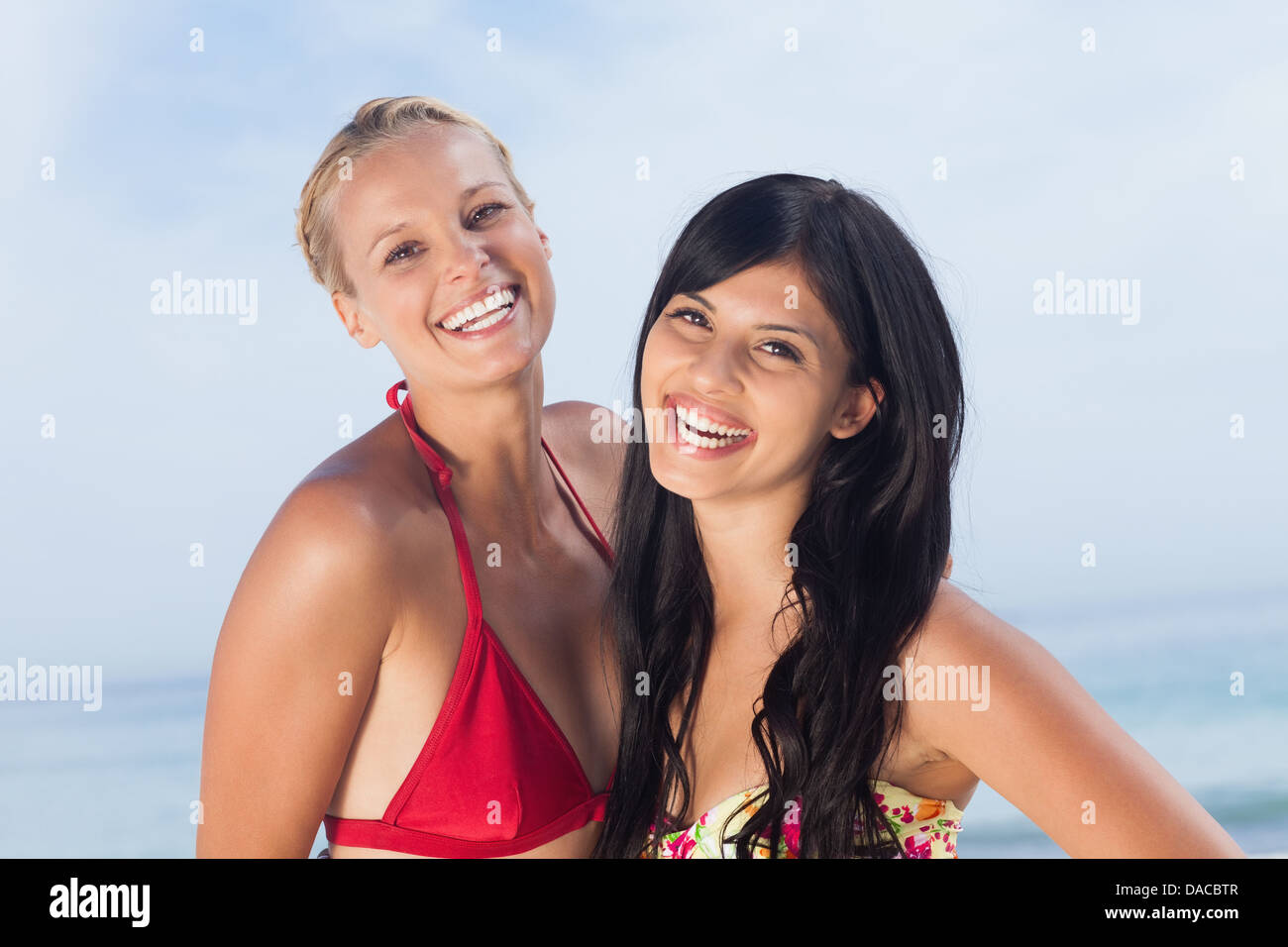 Les femmes rient ensemble Banque D'Images