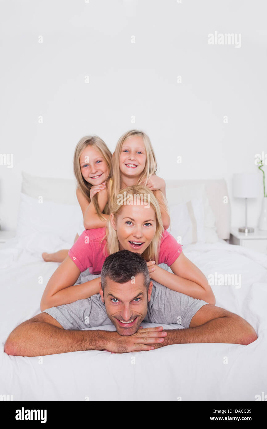 Un homme donnant à greffer à sa famille Banque D'Images