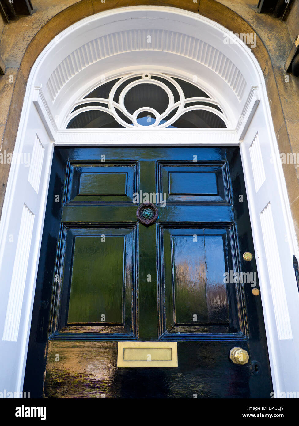 Un imposant de panneaux de porte avant noir géorgien 'numéro 1' avec des raccords en laiton London England UK Banque D'Images