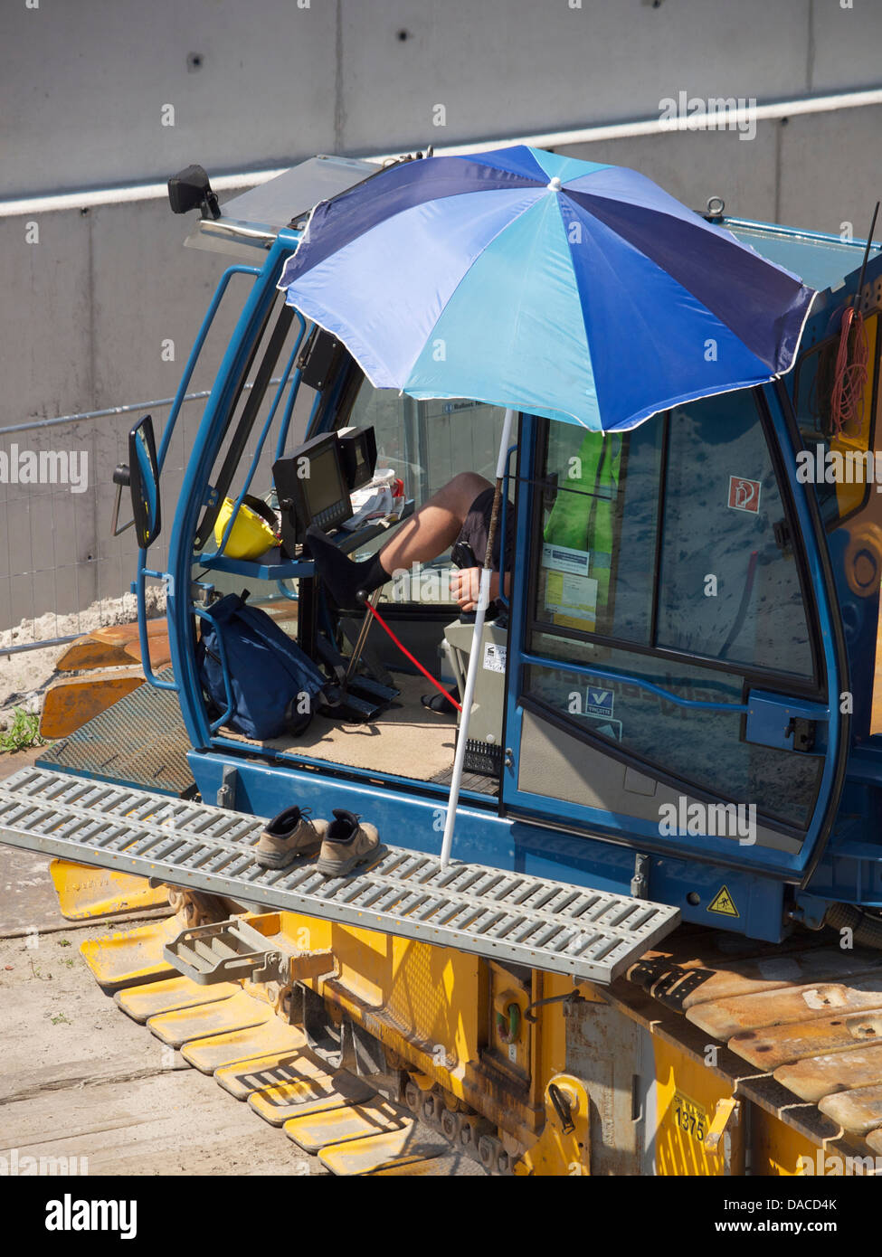 Conducteur de grue à l'emplacement de l'édifice avec une attitude laxiste à l'égard de son travail. Breda, Pays-Bas Banque D'Images