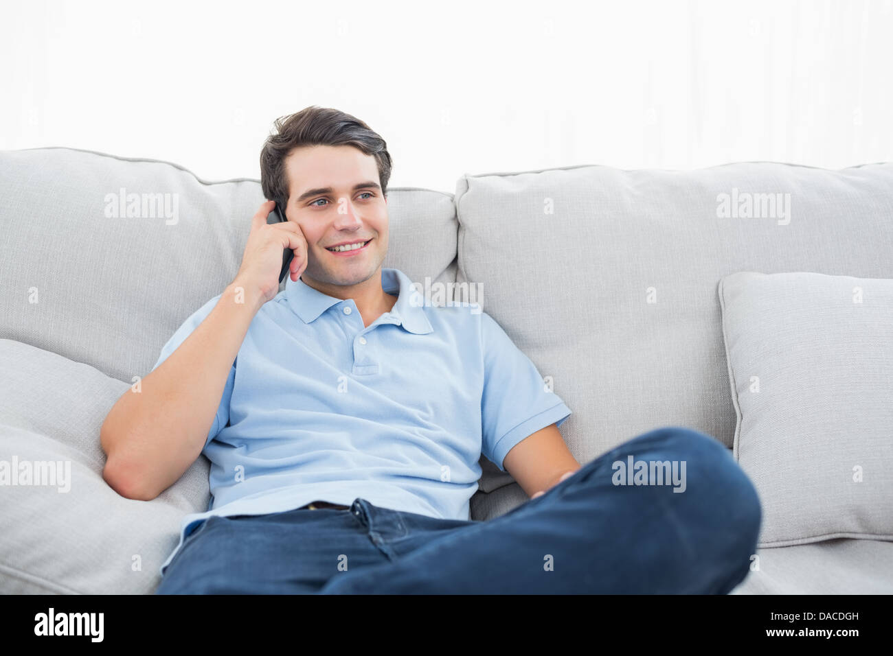 Man having a phone conversation Banque D'Images