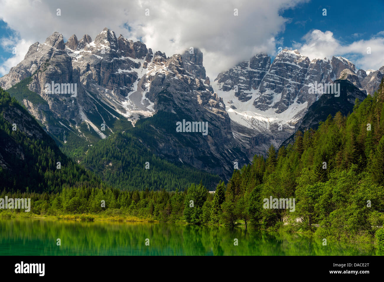 Lake Landro avec Cristallo mountain groupe derrière, Dolomites, Alto Adige ou Tyrol du Sud, Italie Banque D'Images