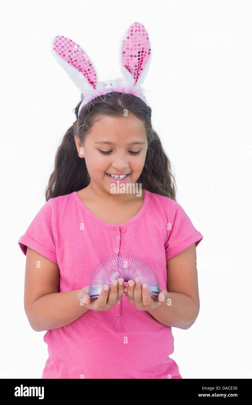 Petite fille portant des oreilles de lapin et la tenue de printemps Banque D'Images