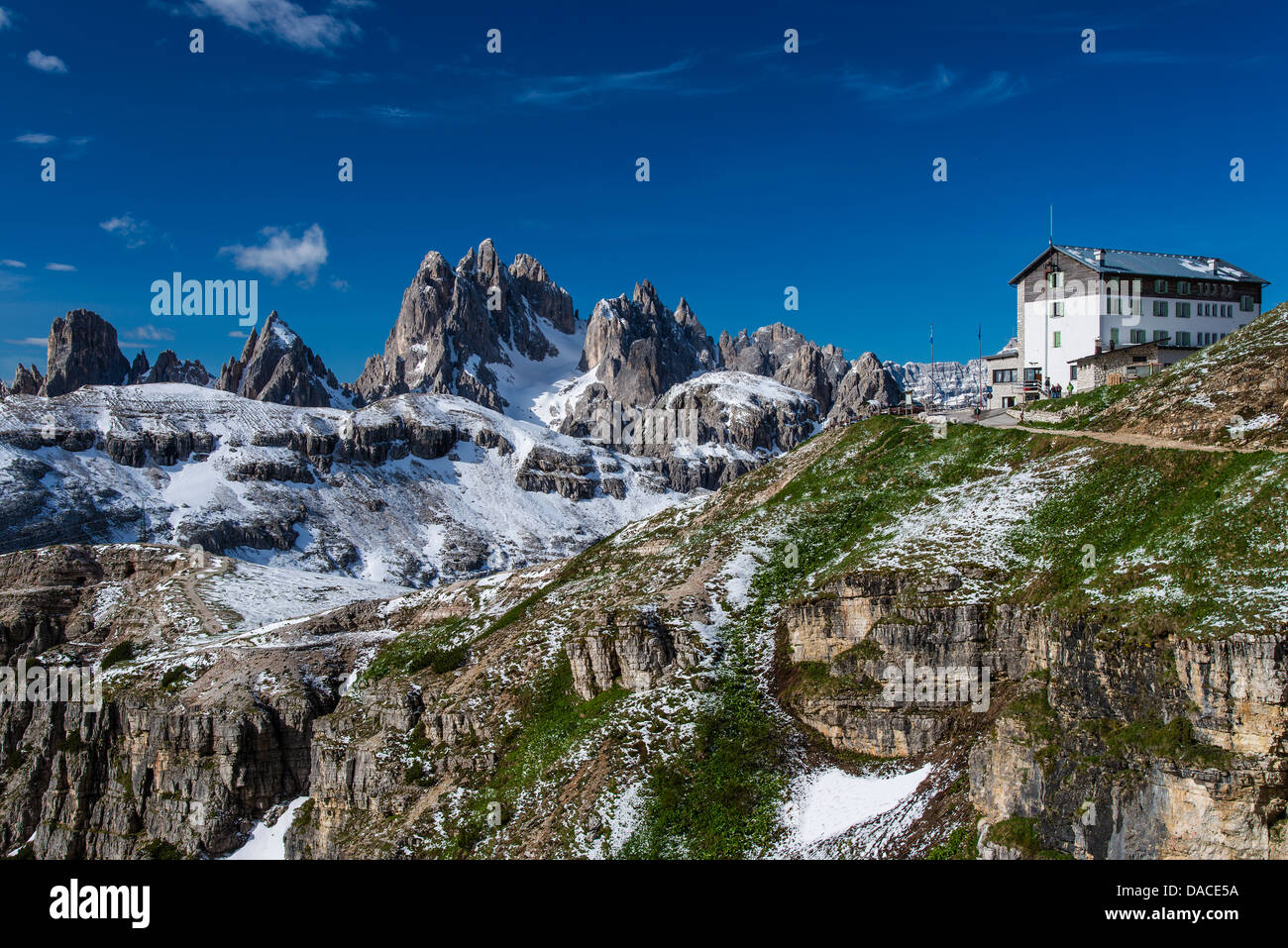 Vue panoramique sur la montagne de Sorapis et groupe Rifugio Auronzo hut, Dolomites, Veneto, Italie Banque D'Images