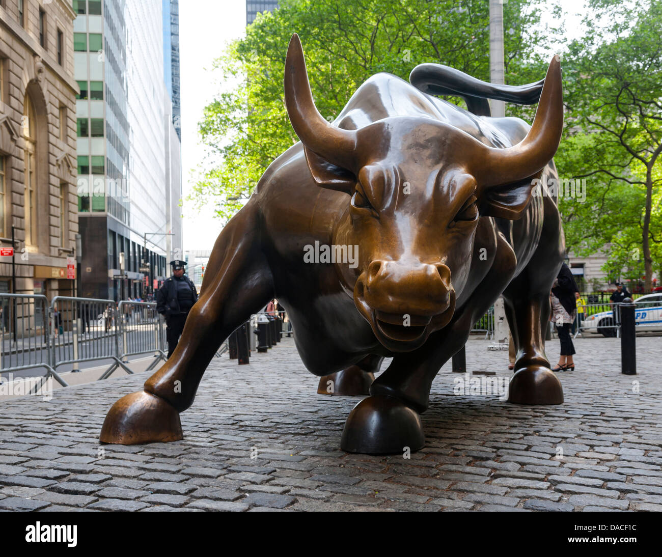 Bull charge par Arturo di Modica (Wall Street Bull), Manhattan, New York, USA Banque D'Images