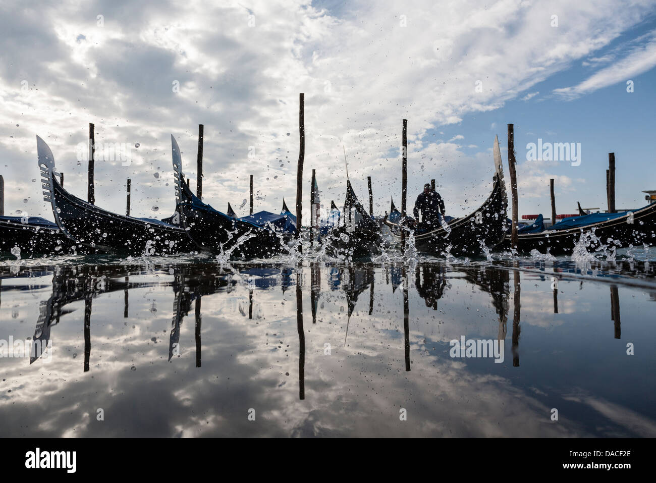 Réflexion avec les gondoles et les éclaboussures d'eau, Venise, Italie Banque D'Images
