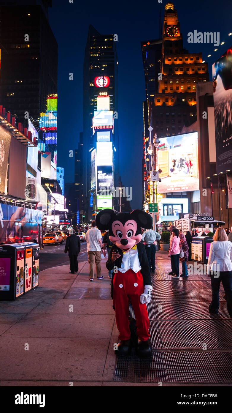 La souris de Mickey dans Times Square la nuit, Manhattan, New York City, USA. Banque D'Images